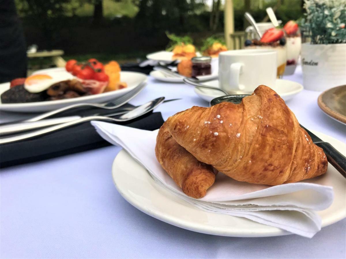 Astley Bank Hotel Дарвэн Экстерьер фото